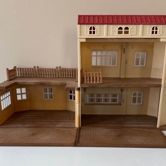 Calico Critters Charming Red Roof Dollhouse - Picture 10 of 16